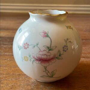 Vintage Lenox Floral Garden White and Gold Accent Vase Made in USA